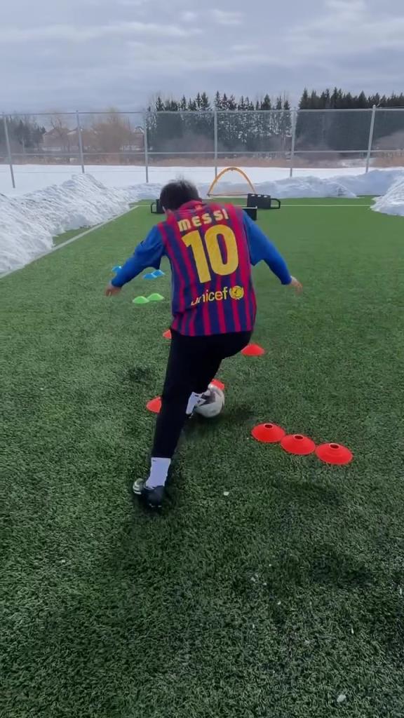 兄弟穿梅西球衣是有原因的！瘋狂的步法訓(xùn)練，這盤帶技術(shù)可以