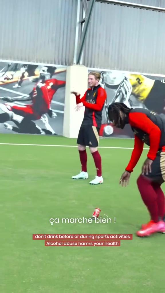 來自贊助商的任務(wù)！德布勞內(nèi)的顛啤酒瓶挑戰(zhàn)！