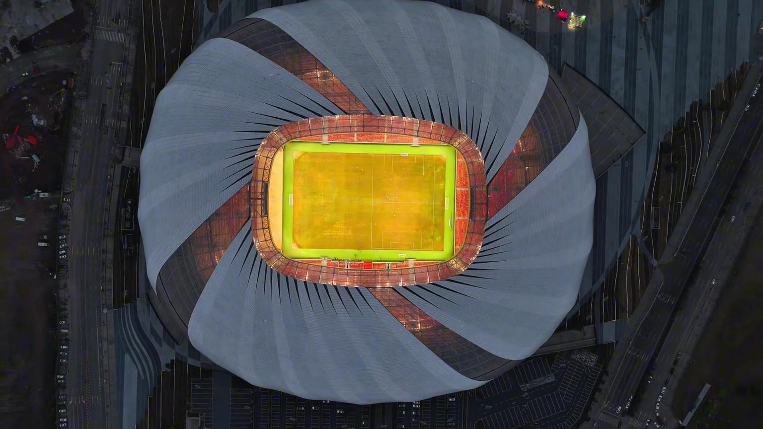 國足6月主場重慶龍興足球場，重慶首座專業(yè)足球場，可容納6萬人