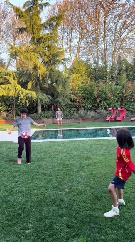 馬塞洛和兒子隔水相傳！大兒子腳法有點東西的！