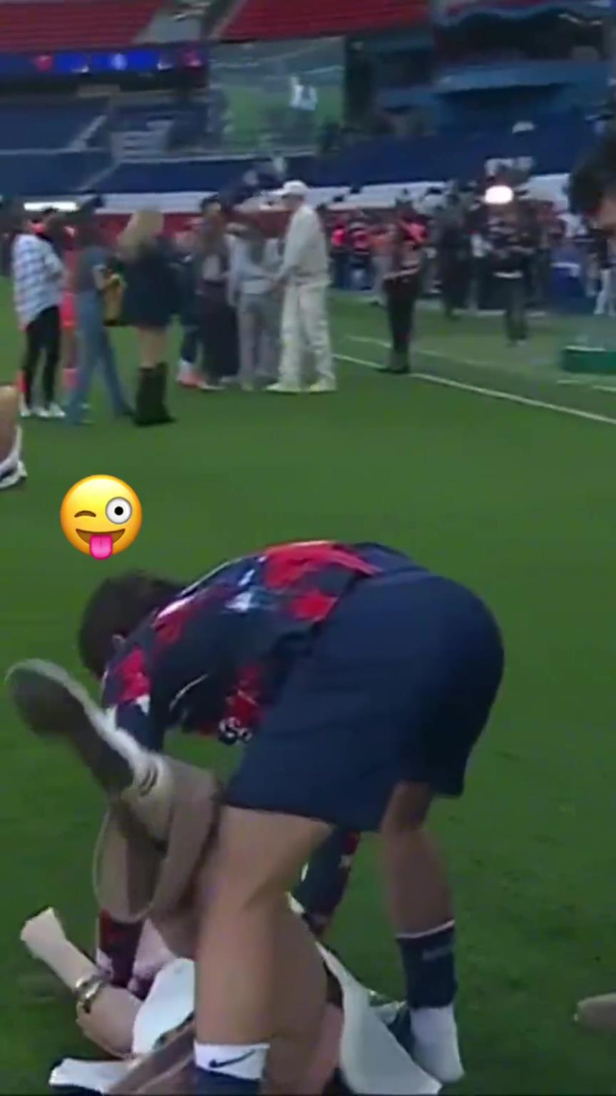 玩這么花??？內(nèi)維斯在家人面前把自己女友按倒在地